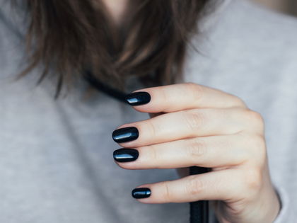 Nagellack-Trend 2024: Glossy Black Nails sind jetzt die ultimativen Eyecatcher
