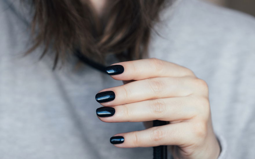 Frau mit Glossy Nails