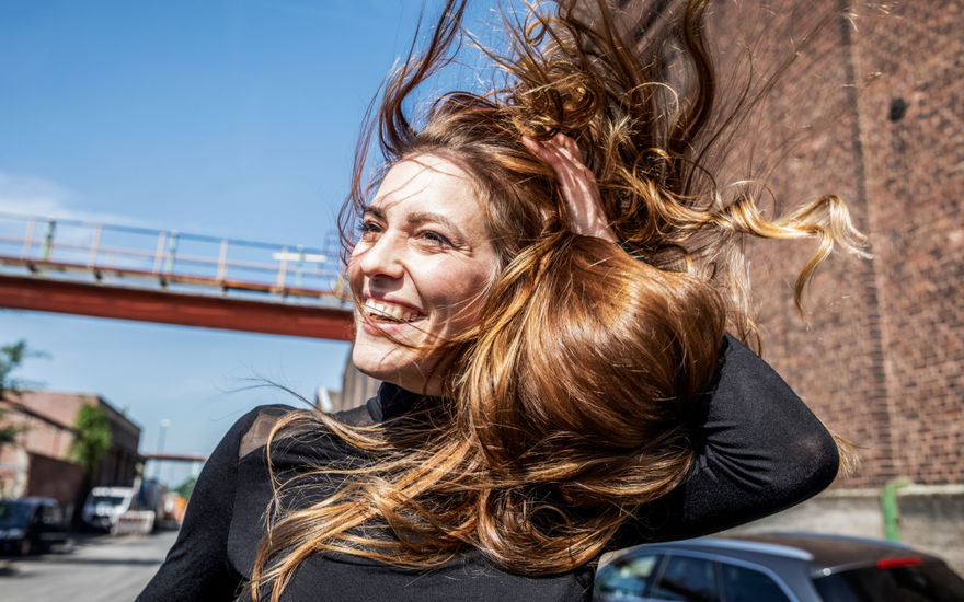 Frau mit glänzendem Haar