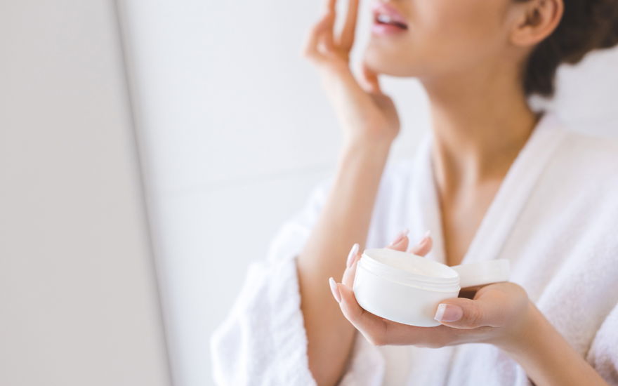 Frau mit Anti-Aging-Creme