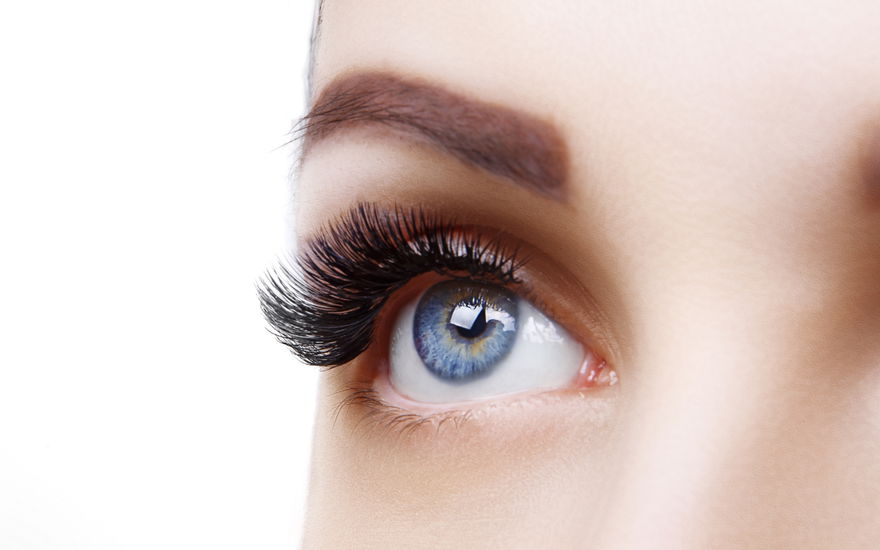 Frau mit Wimpernserum
