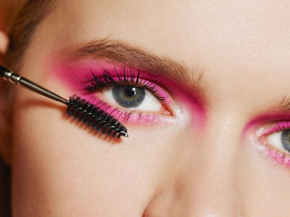 Laut User: In DIESER Farbe strahlen unsere Wimpern 2024