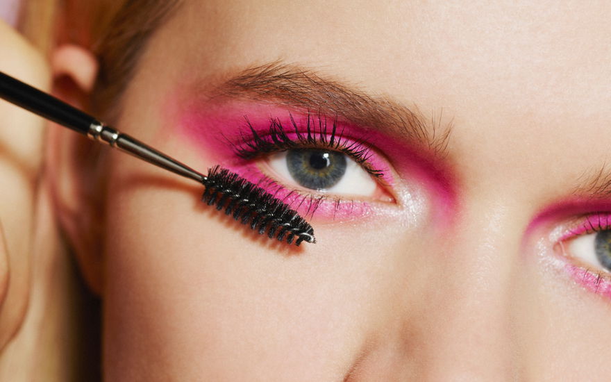Frau volle Wimpern