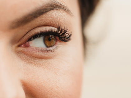 Beauty-Trend 2025: Dieses Serum sorgt für 2,4-mal längere Wimpern