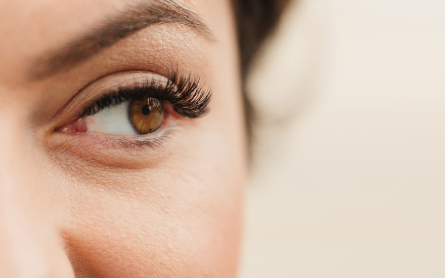 Frau dichte Wimpern