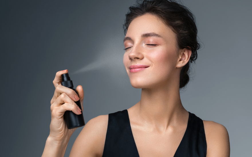 Frau mit Setting Spray