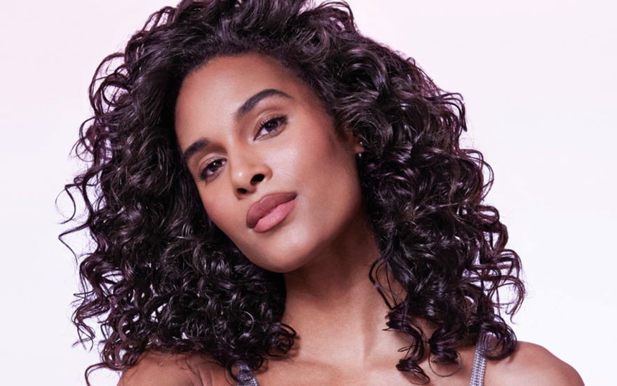 Frau mit Glycolic Gloss Shampoo