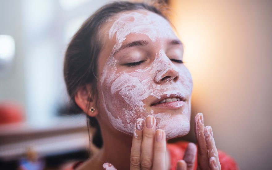 Frau mit Anti-Aging-Maske