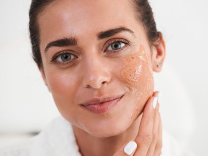Laut "Öko-Test": Dieses günstige Gesichtspeeling von Rossmann ist "sehr gut"