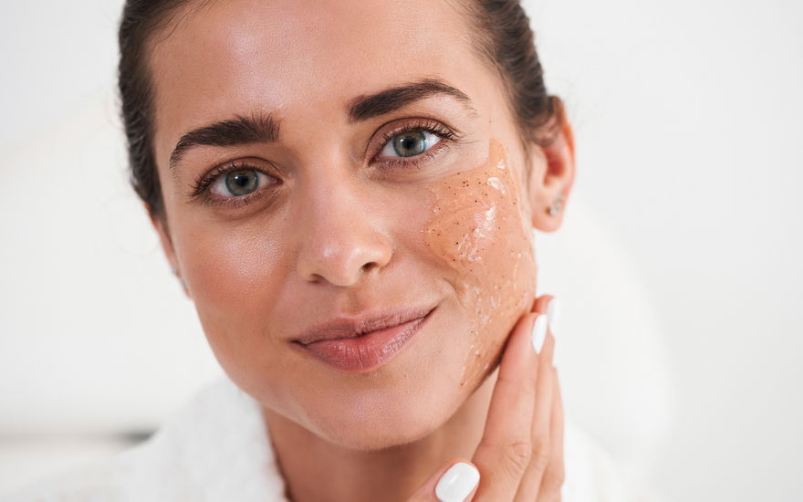 Frau mit Öko-test peeling