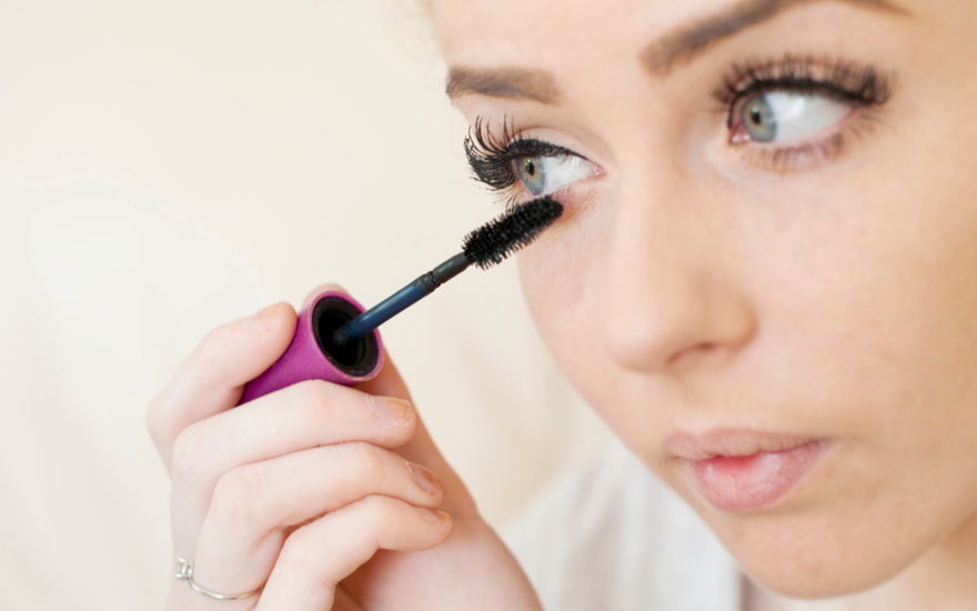 Frau mit Mascara