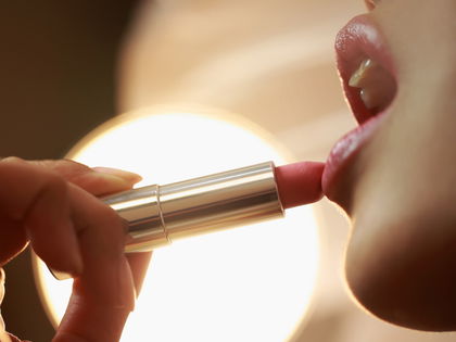 Beauty-Trend 2024: Dieser Drogerie-Lippenstift pflegt besser als manch ein Lipbalm
