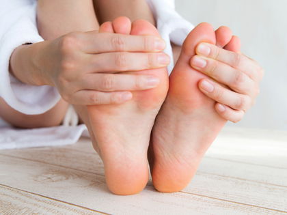 Schmerzende Füße: Wenn der Schuh ständig drückt – kannst du DAS tun