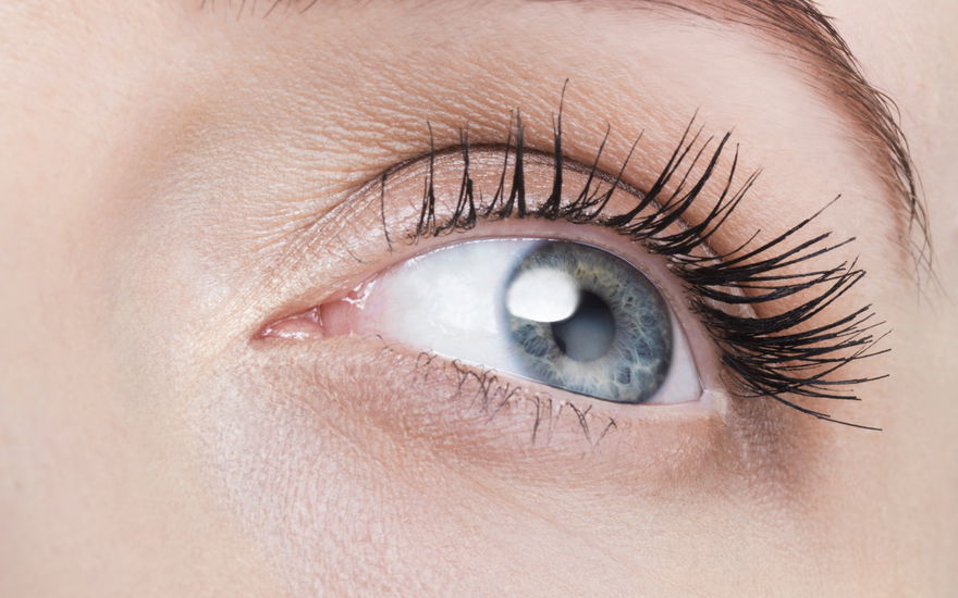 Frau mit Wimpern wie angeklebt