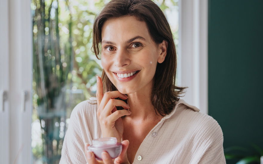 Frau mit Nivea Q10 Nachtpflege