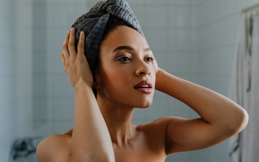 Frau Handtuch für intensive Haarmaske