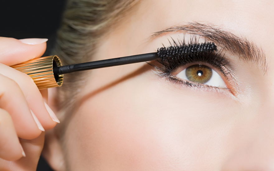 Frau mit Mascara