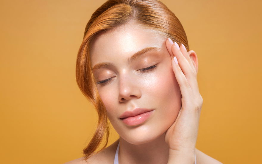 Frau mit Fluid für Glow