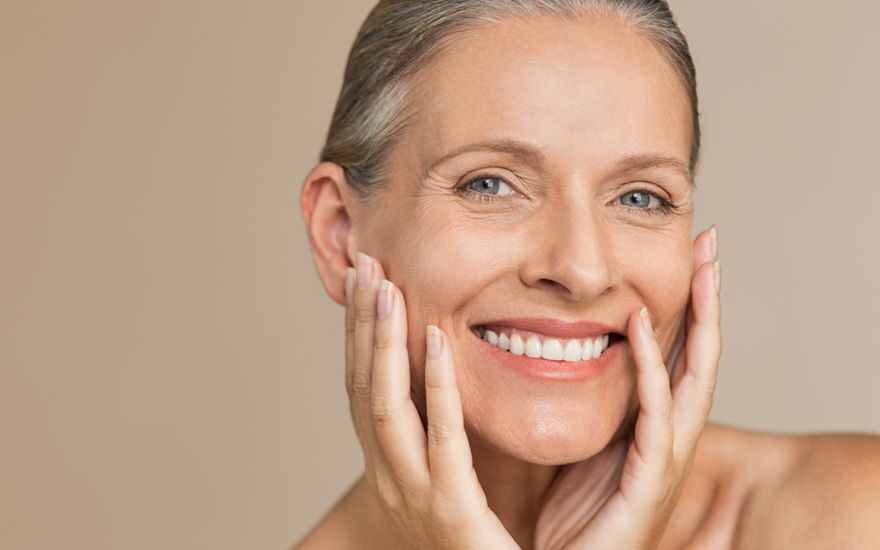 lächelnde frau um die 50 mit perfekter foundation