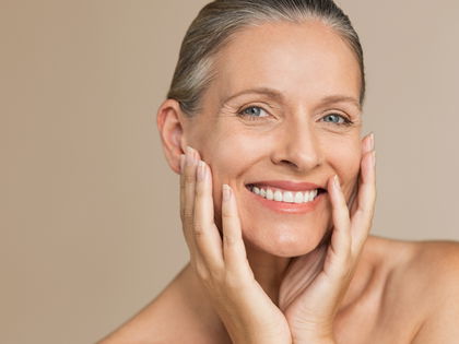Anti-Aging: Frauen ab 50 empfehlen diese Foundation aus der Drogerie