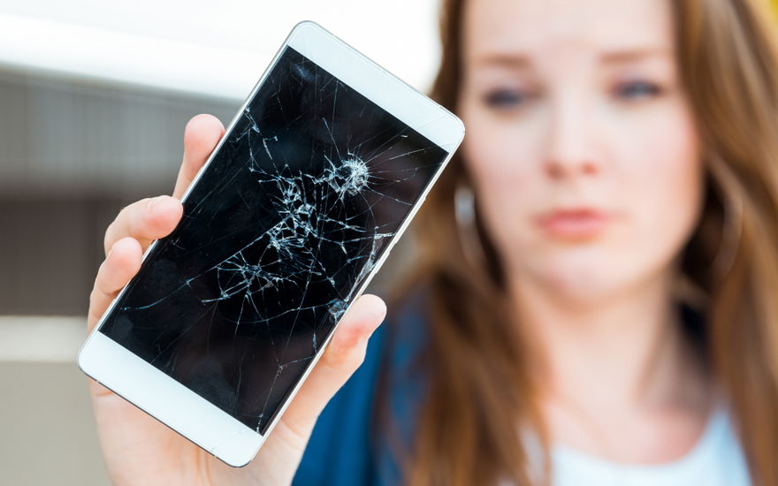 frau hält gebrochenes handy in die Kamera