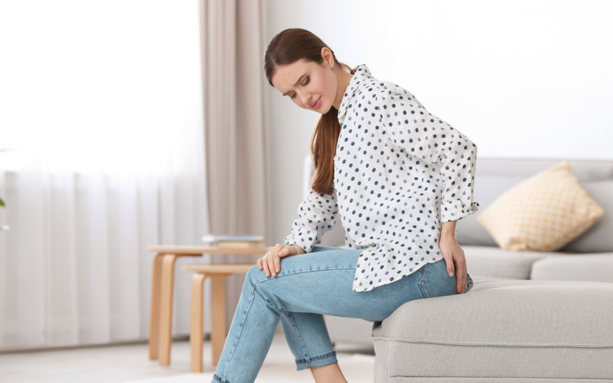 frau hat probleme mit hämorrhoiden