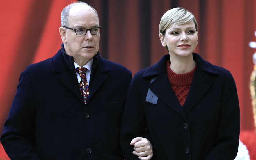 Fürst Albert II. sieht angespannt aus, Fürstin Charlène lächelt leicht