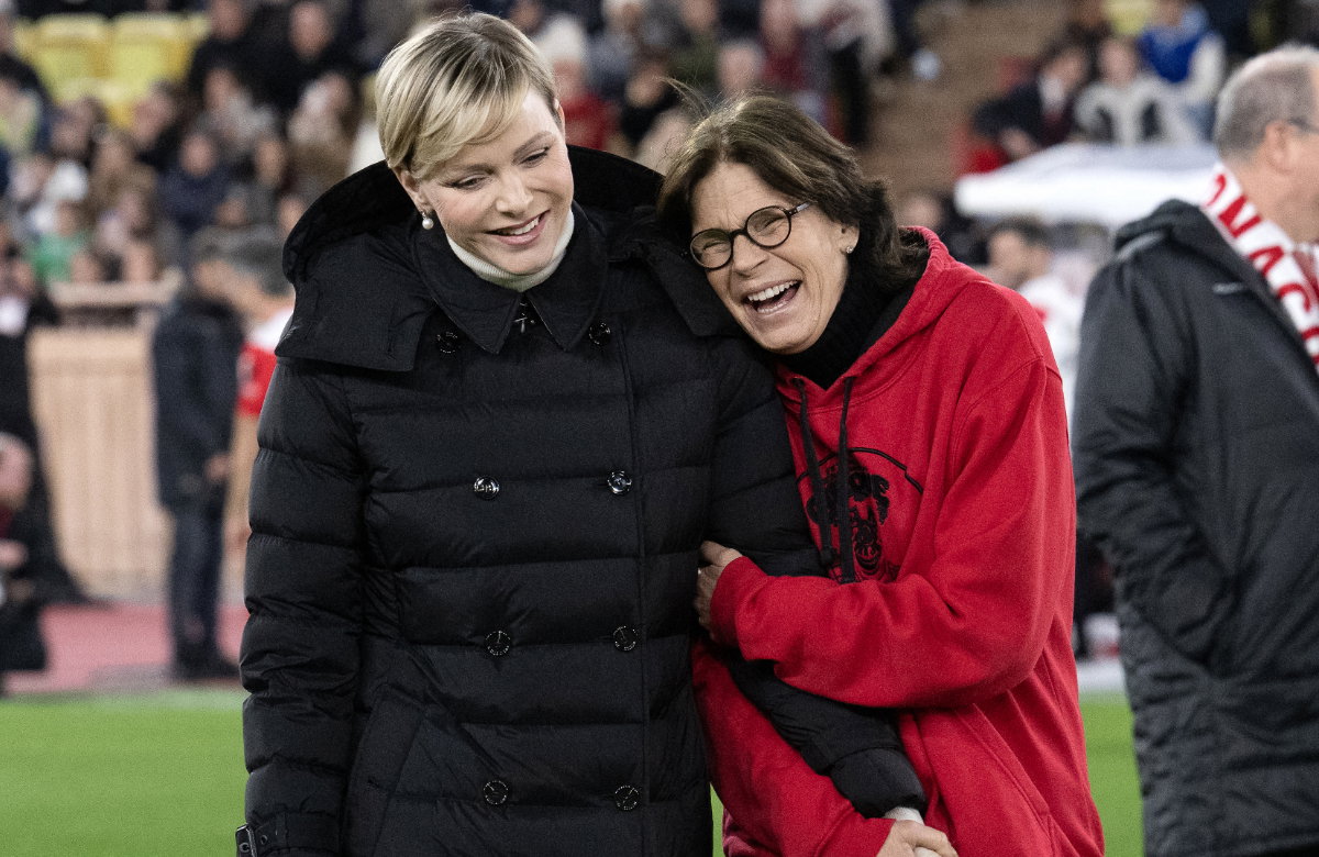 Fürstin Charlène und ihre Schwägerin Stéphanie laufen Hand in Hand.