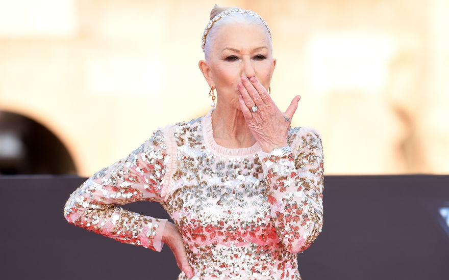 Helen Mirren wirft einen Handkuss ins Publikum
