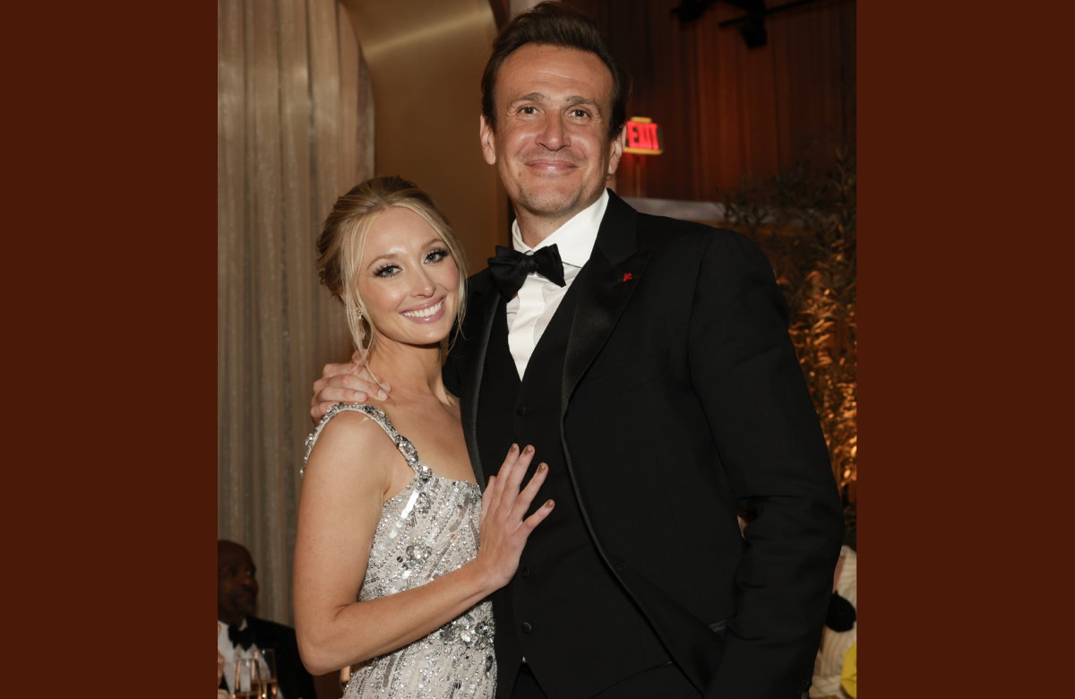 Kayla Radomski und Jason Segel lächeln zusammen