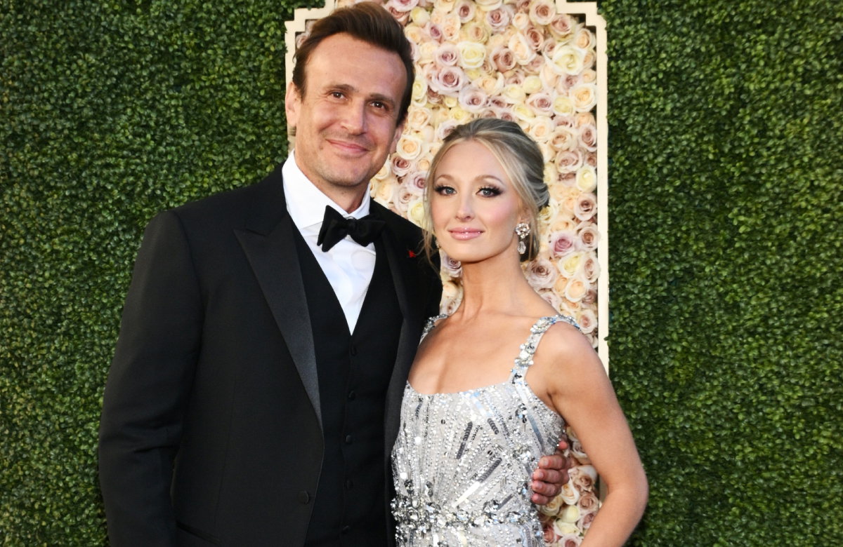 Jason Segel und Kayla Radomski bei der "Golden Globes"-Verleihung 2024