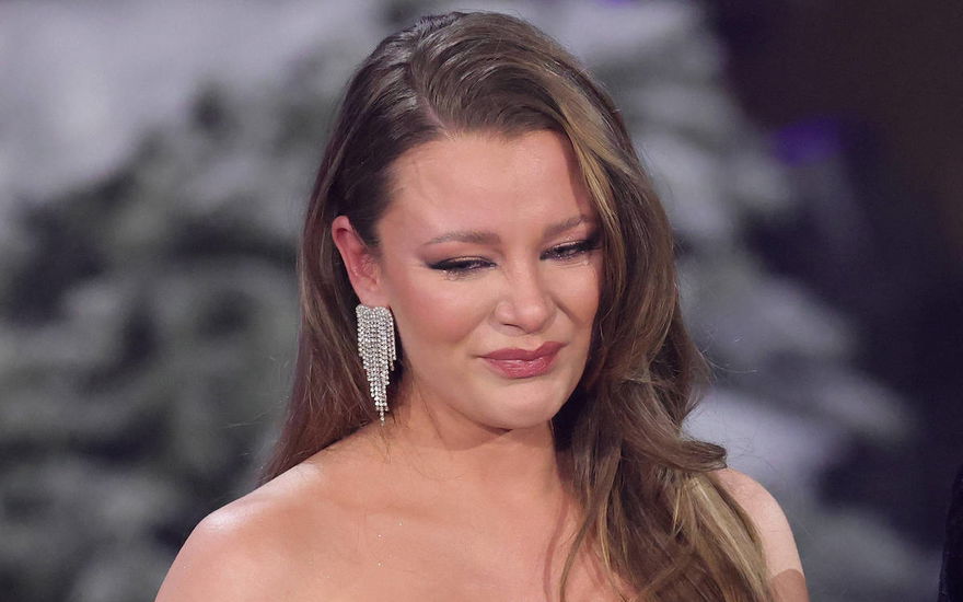 Joelia Drews guckt emotional zu Boden