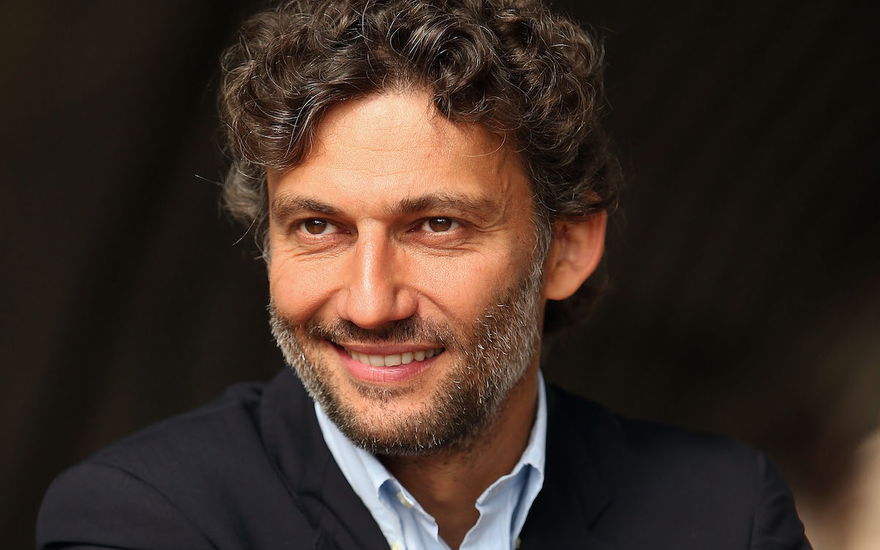 Jonas Kaufmann lächelt zur Seite