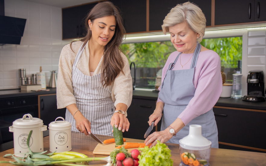 Frau kocht mit Oma frisch zum ABnehmen