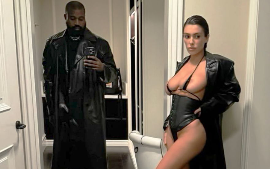 Kanye West macht ein Spiegel-Selfie mit seiner halbnackten Frau Bianca Censori
