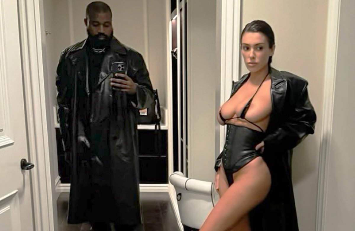 Kanye West macht ein Spiegel-Selfie mit seiner halbnackten Frau Bianca Censori