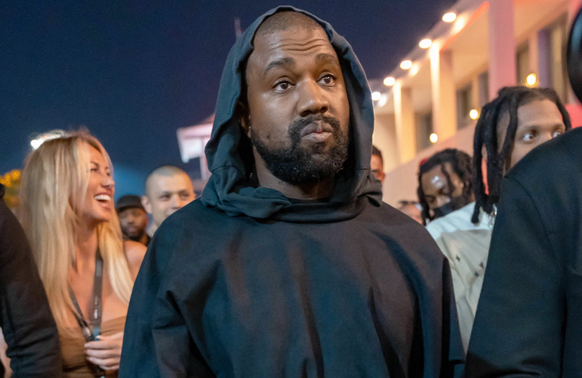 Kanye West läuft mit ernstem Gesicht durch eine Menschenmenge