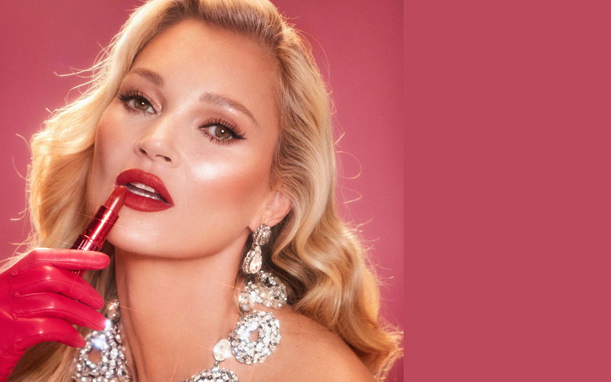 Kate Moss mit neuem Lippenstift von Charlotte Tilbury