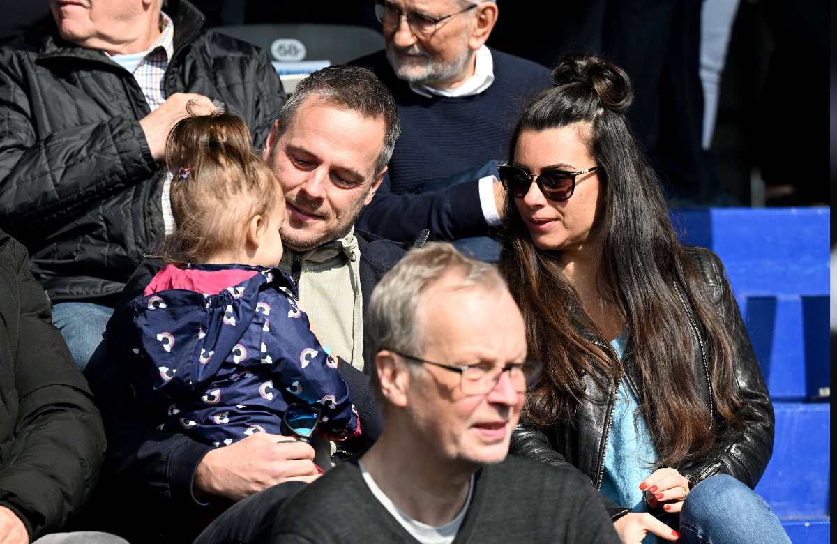 Kay Bernstein mit seiner Freundin und seiner Tochter auf der Tribüne