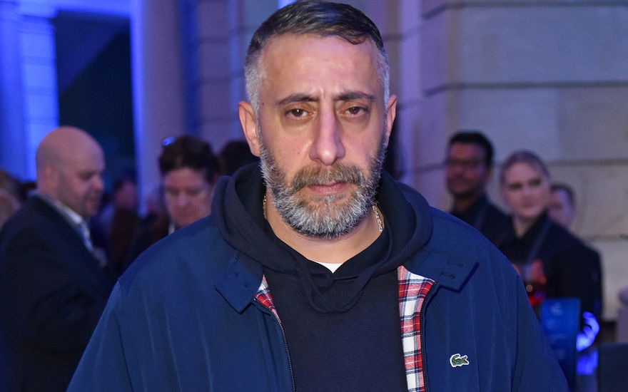 Kida Khodr Ramadan guckt ernst in die Kamera