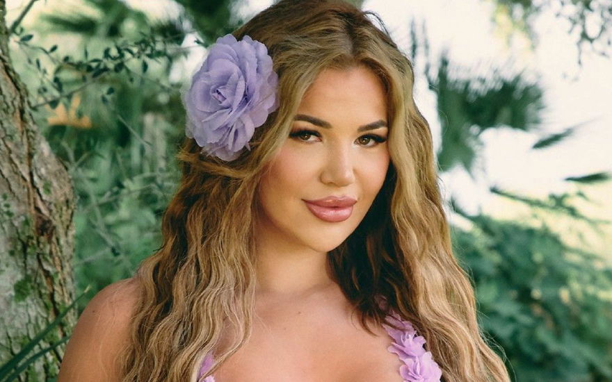 Kim Virginia Hartung mit Blume im Haar
