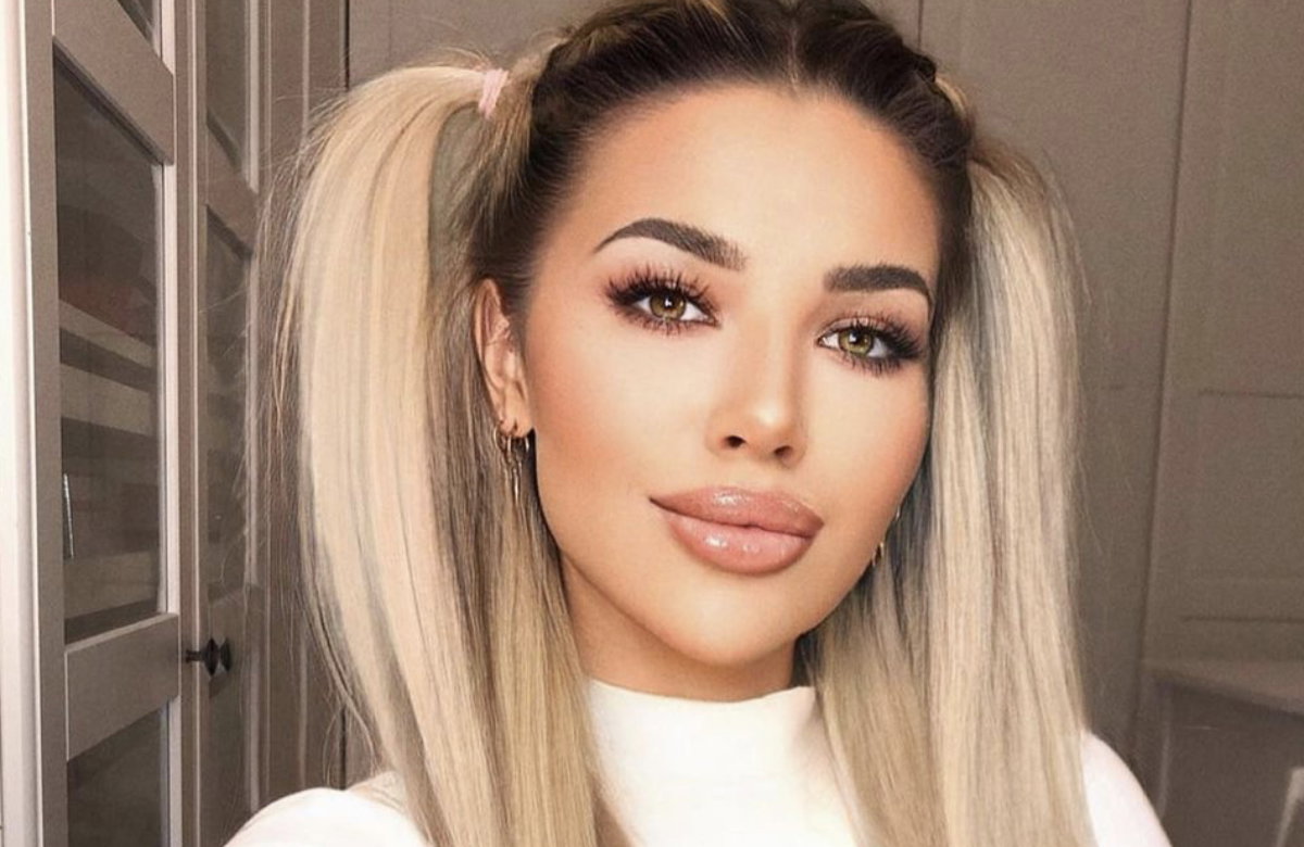 Kim Virginia Hartung macht ein Selfie mit blonden Zöpfen