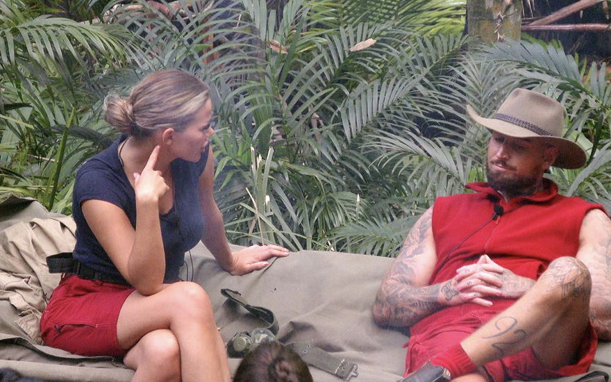 Kim Virginia und Mike Heiter sprechen am Lagerfeuer im Dschungelcamp miteinander