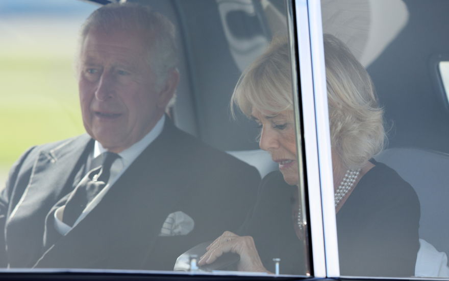 König Charles und Königin Camilla zusammen im Auto