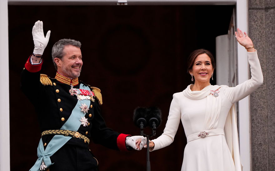 König Frederik und Königin Mary von Dänemark halten Händchen und jubeln dem Volk zu