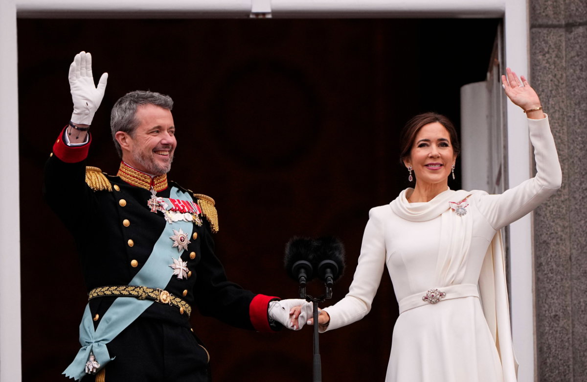 König Frederik und Königin Mary von Dänemark halten Händchen und jubeln dem Volk zu