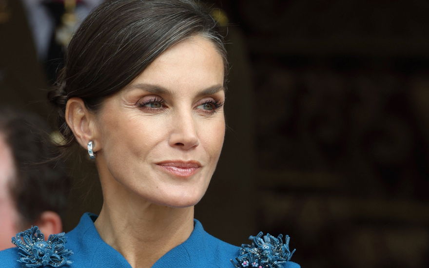 Königin Letizia lächelt leicht