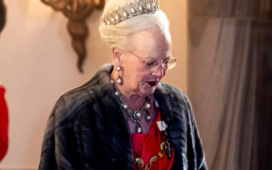 Königin Margrethe von Dänemark guckt traurig nach unten