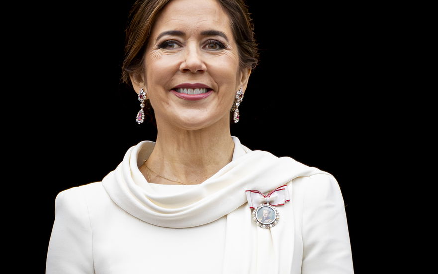 Königin Mary von Dänemark auf dem Palast-Balkon nach der Proklamation in weißem Kleid