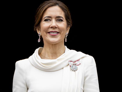 Königin Mary, Königin Camilla & Co.: Darum trugen sie bei den Krönungen ein weißes Kleid